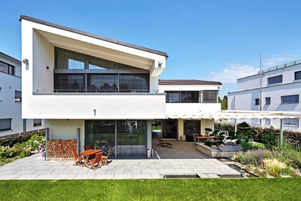 Dieses Haus mit Garten verfügt über eine Smart Home Steuerung für das Sonnensegel.