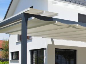 Ob groß oder klein - das Sonnensegel von Terrassen kann immer unter einem Schutzdach zusammengeschoben werden