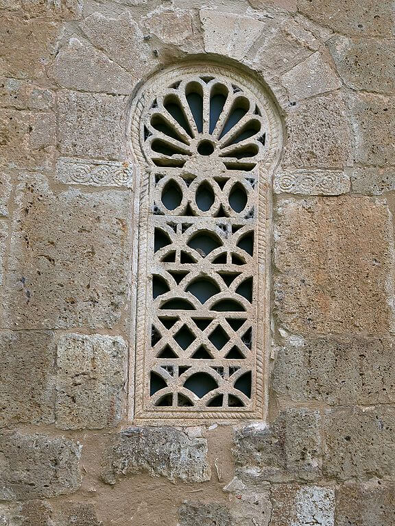 Celosía reconstruida de la ventana del ábside central