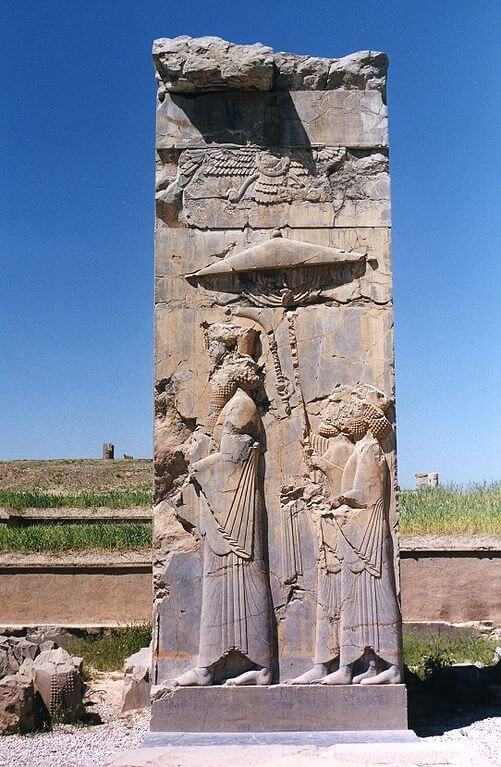 König Xerxes (persischer Herrscher und ägyptischer Pharao, 519 bis 466 v. Chr.) mit Baldachin als Sonnenschutz. Das Relief ist Teil des Hadisch, Xerxes Palast in Persepolis (Iran)